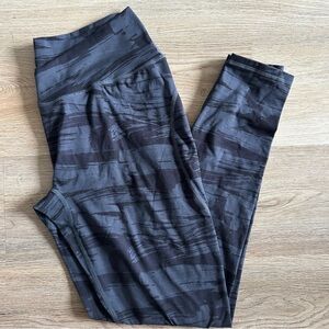 Alphalete Surface Power Legging - Black Canvas Camo - L